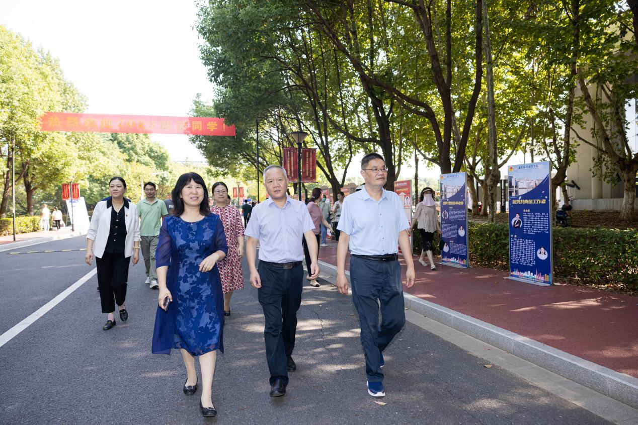 省文化和旅游厅党组成员、副厅长马龙来到现场视察指导迎新工作，beat365官方网站党委书记叶凌波，党委副书记、院长操阳等院领导及相关职能部门负责人陪同走访。